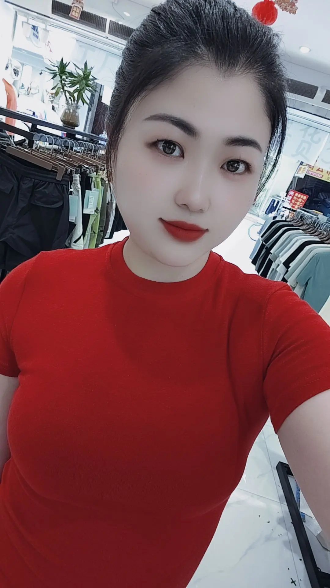 努力卖衣服的小姐姐 喜欢就关注我吧 红色系 实体店