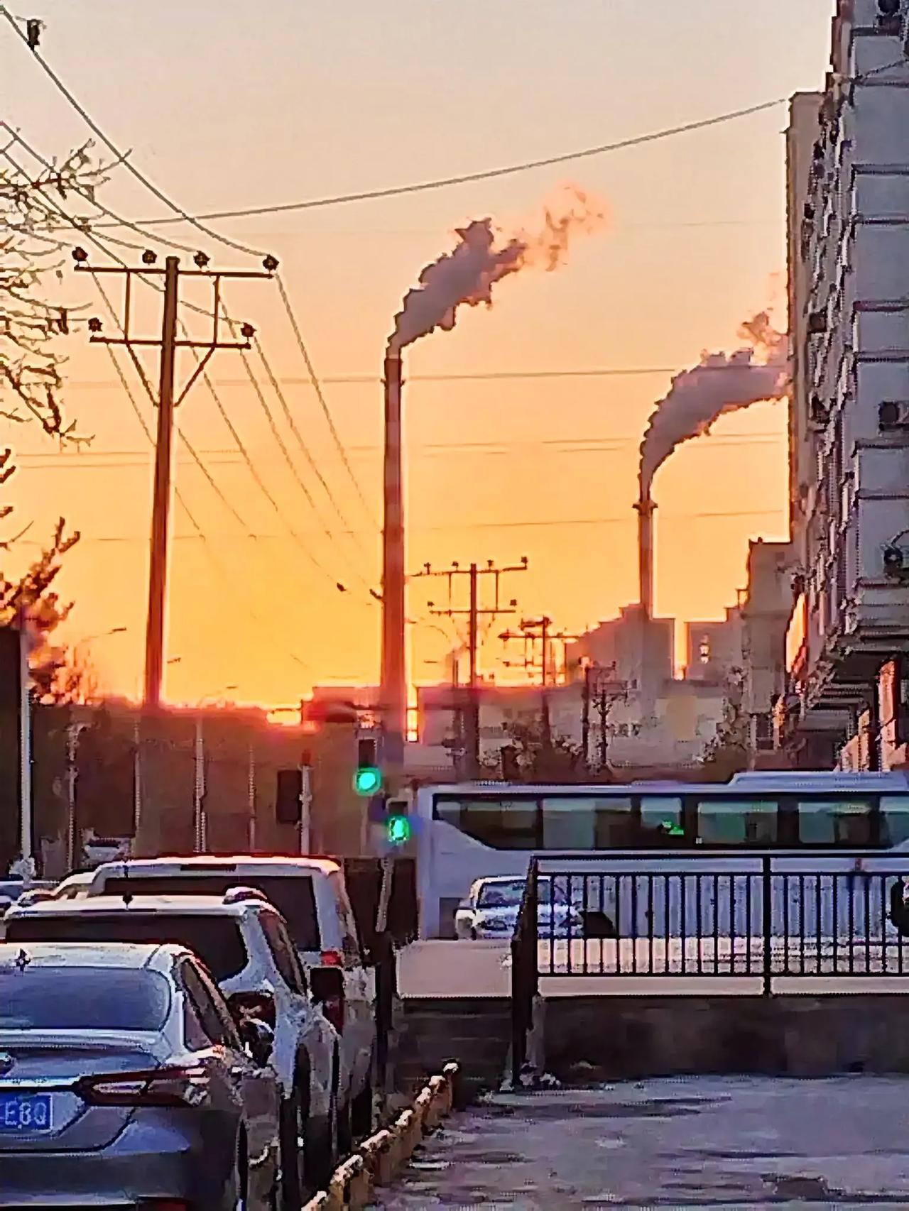 每天都能看得到，
冬天才会飘啊飘。
你说它是大烟囱，
我说它是风向标。