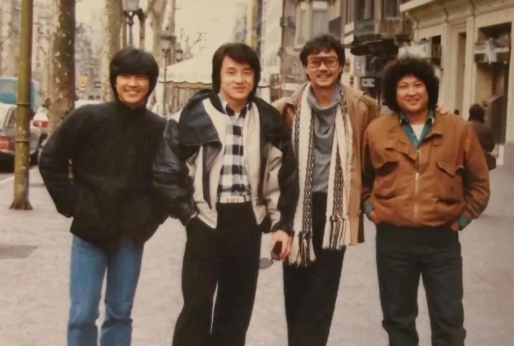 1984年巴塞罗那，元彪、成龙、陈自强、洪金宝街头合影，当时他们在西班牙拍《快餐