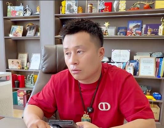 “东北卖车王”陈建泽这次真的惹事了，天津港博主发视频嘲讽其：你也不行啊，号称百亿