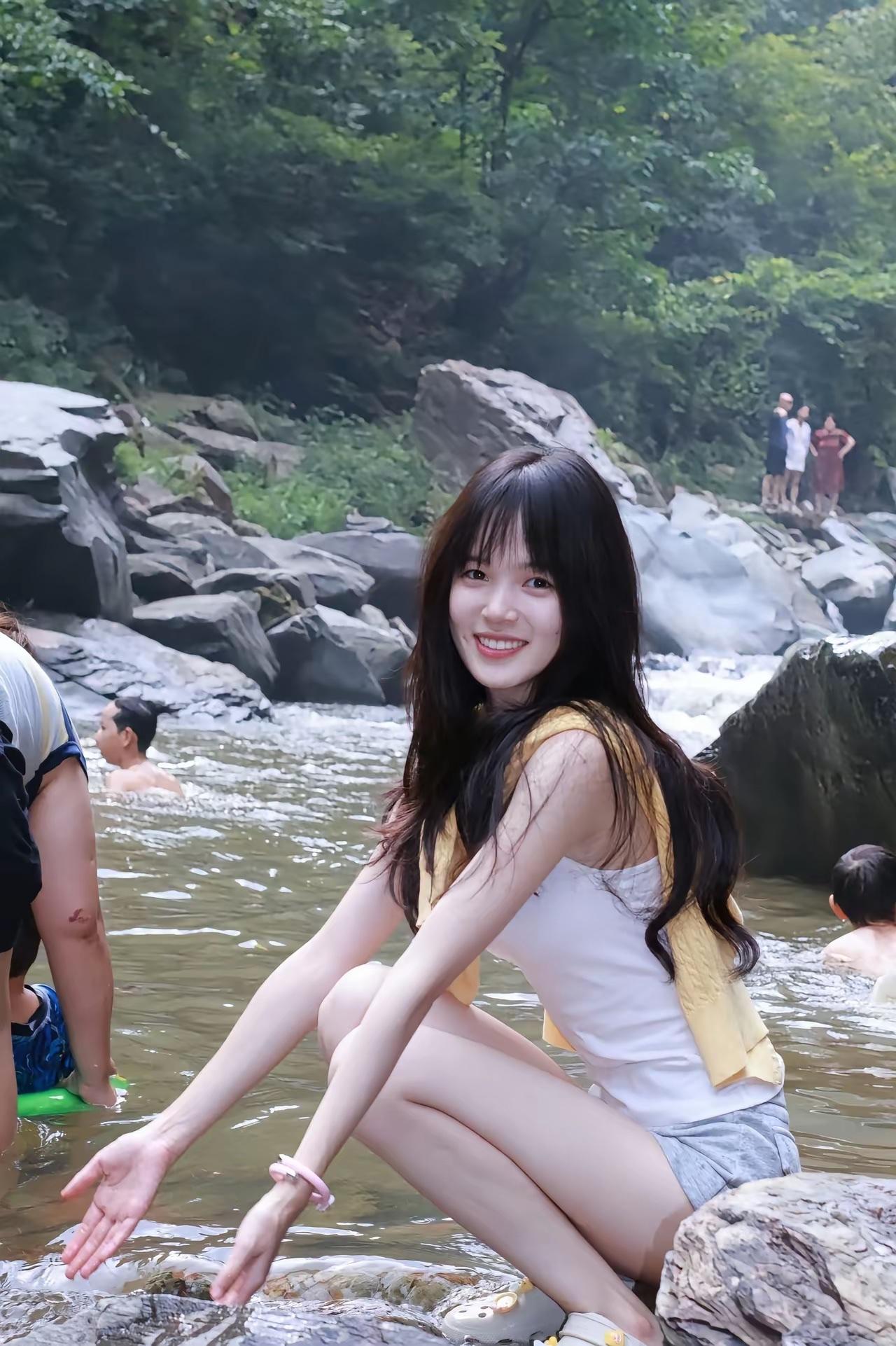 大夏天的，不就应该去游山玩水，不然这么热的天还要干吗？
