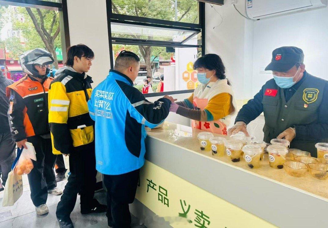 宁波退役老兵暖冬守护城市奔跑者 近日，宁波鄞州开展了一场特殊“送暖”行动。活动由