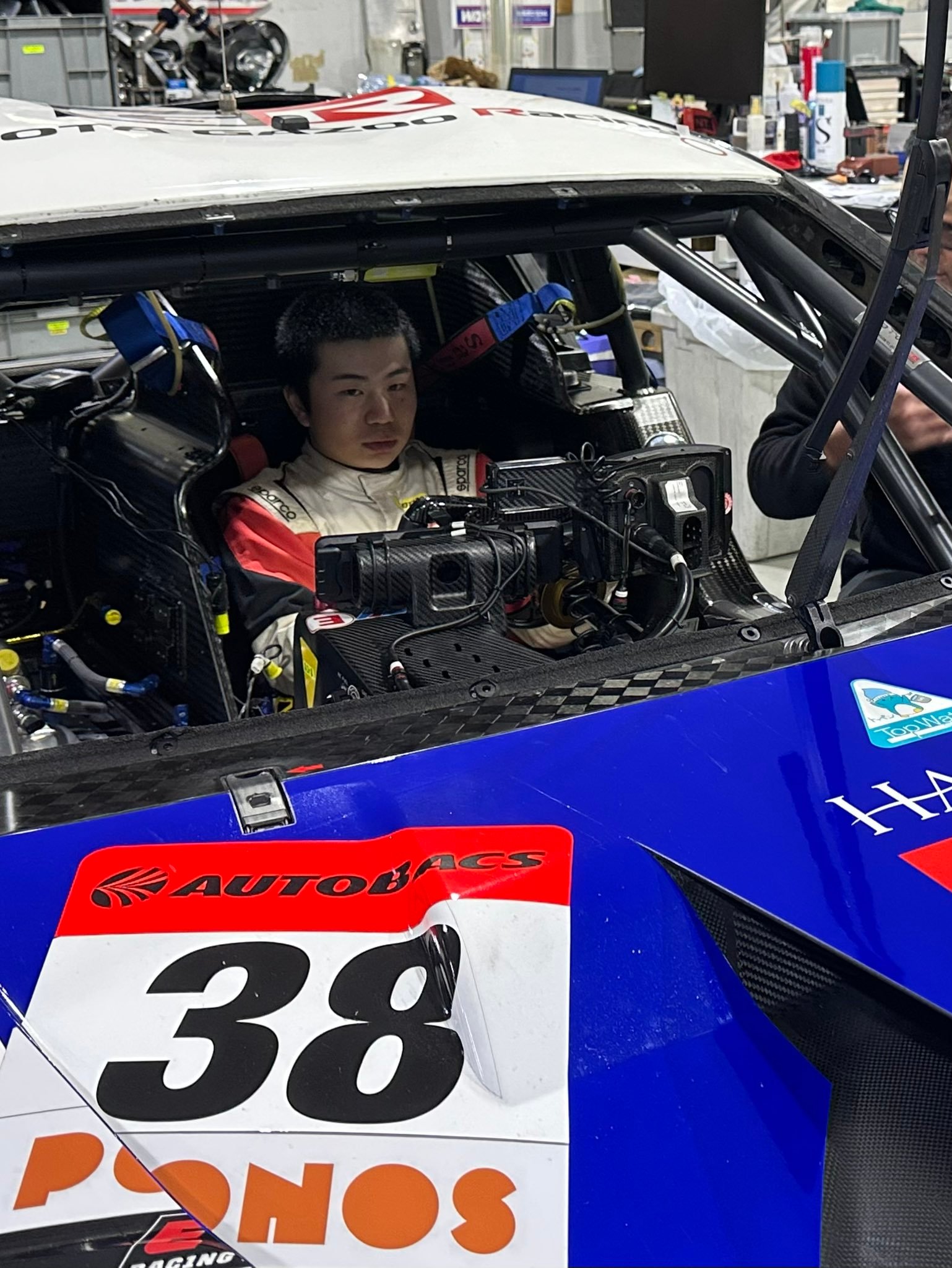 今年将晋升到GT500组的小林利徕斗正在制作座椅，这位20岁的年轻小将来到202