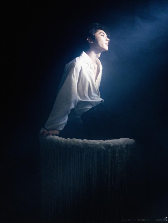 马嘉祺领口开这么深会是好男孩吗马嘉祺的腰带是齿轮 谁被马嘉祺齿轮腰带造型惊艳，深