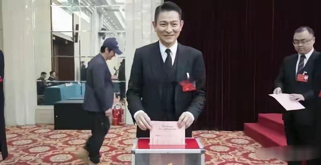 这一杯忘情水终于喝到了主席台，出道40年终于上岸了，中国影协刘副主席的派头还是很
