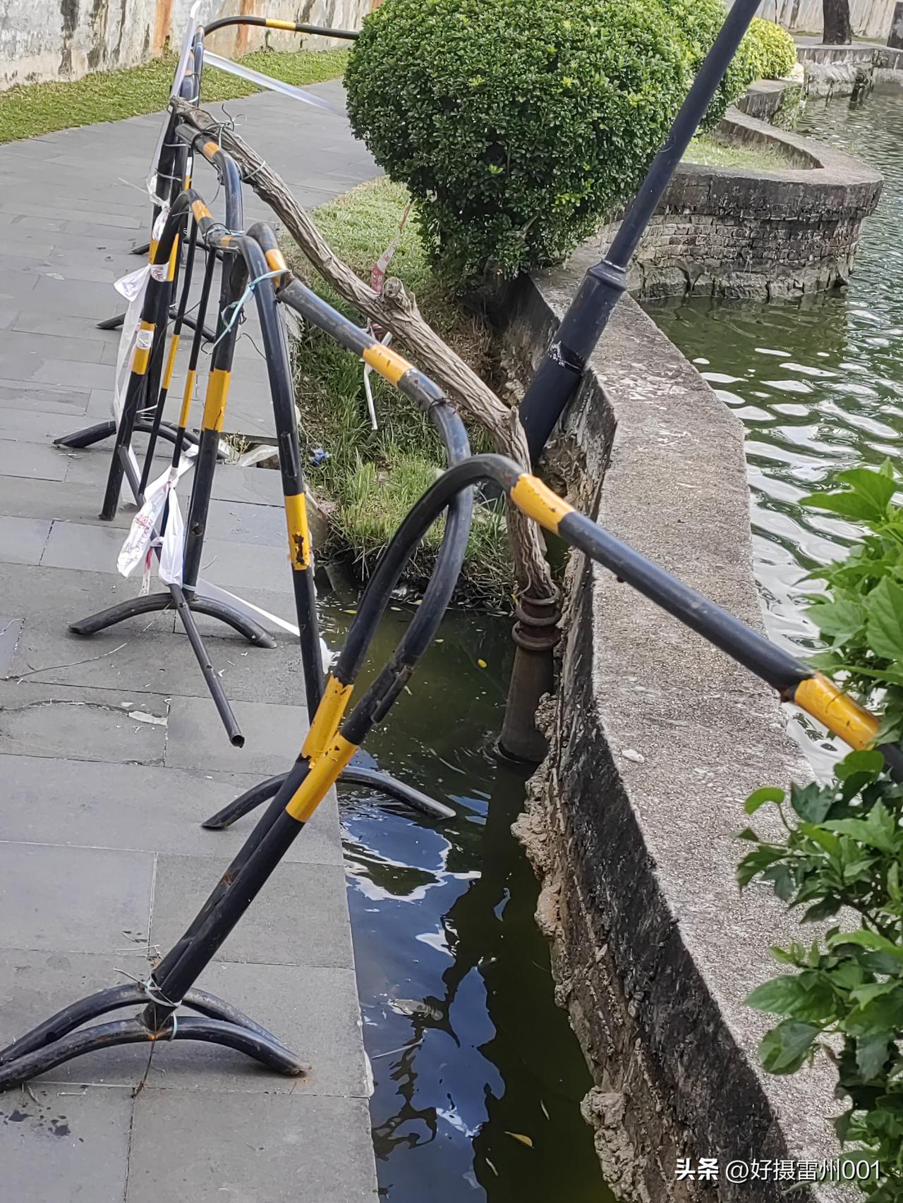 雷州西湖公园坍塌几处，何时能修？
今天中午在西湖公园跑步，发现西湖公园湖边有几处