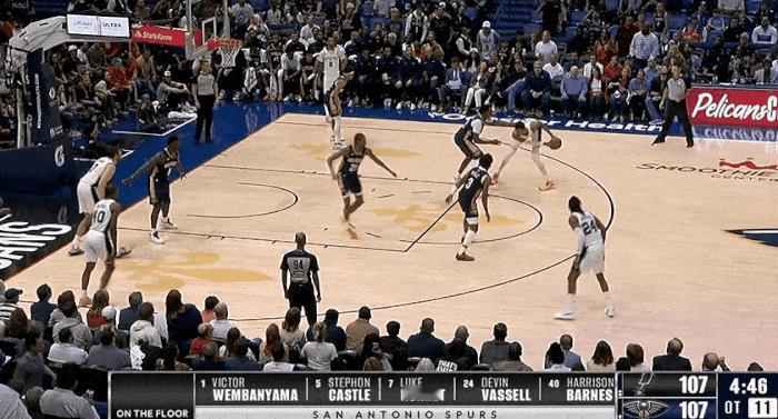 尴尬！文班亚马一攻一防后6犯下场！
在今天NBA常规赛马刺对阵鹈鹕的加时赛中，文