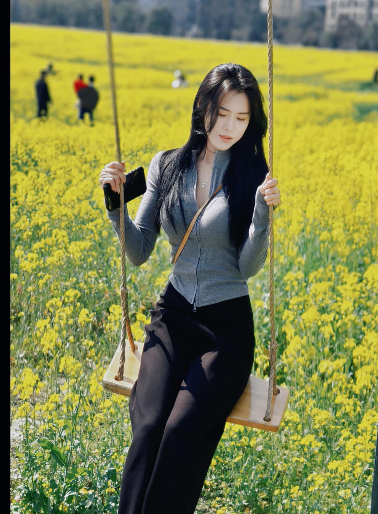 满屏的油菜花真的太治愈了🌼
看着这一大片金黄，感觉最近所有的烦心事都瞬间被吹散