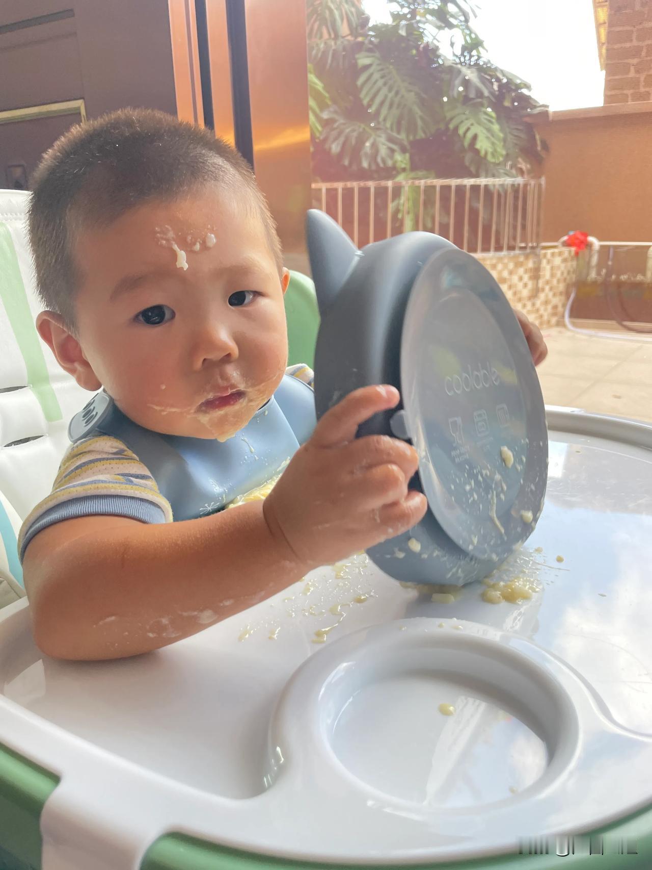 今天带钊宇去打水痘疫苗，小家伙第一次痛的嗷嗷叫。安静下来后我抱他亲自看别的小朋友