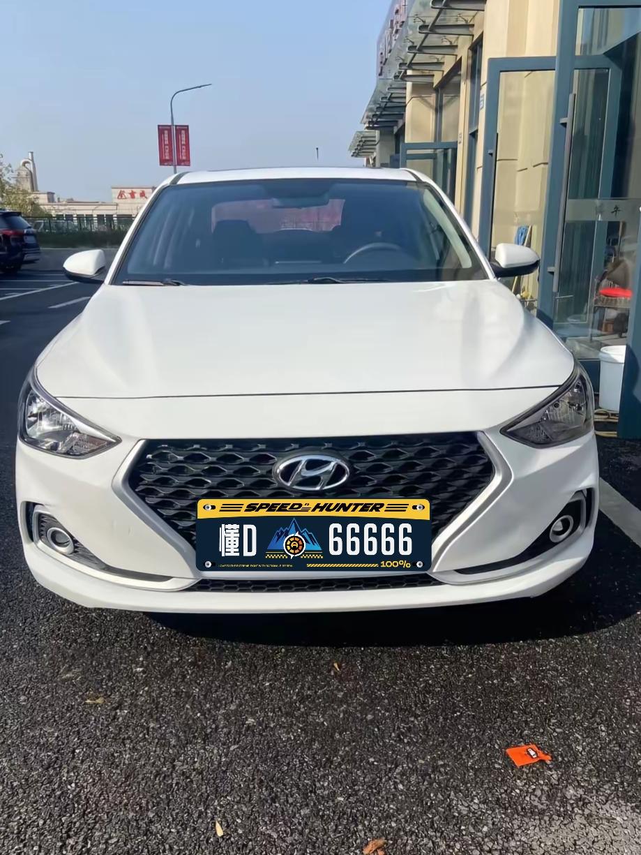 刚拿驾照，手机预算不宽裕的可以考虑一下5万以内的二手车。像韩系中的17年左右的伊