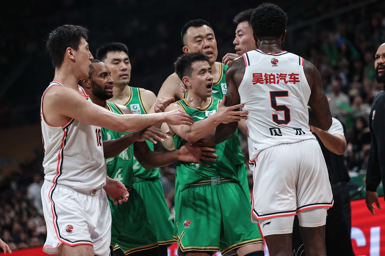 辽粤大战没悬念了？狭路相逢谁能取胜真不好说

辽粤大战一直是CBA的看点之一，这
