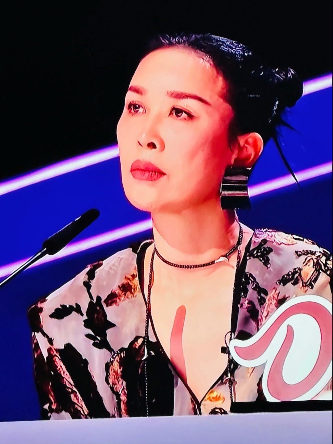 🎶 解锁跨界潮流新范式！高定西装的正式感混搭街头风半湿发，纱网元素增添灵动，黑