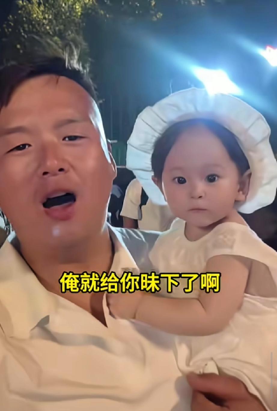 天底下哪有这么粗心大意的父母，买了个哈密瓜，就把这么漂亮可爱的小女娃遗忘在了水果