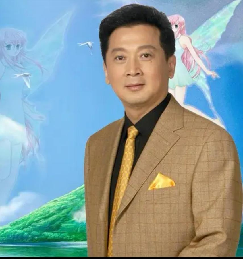 有些人瞧不起郁钧剑，说他唱歌费劲不好听，不配歌唱家。评价一个人，不能听其一首歌就