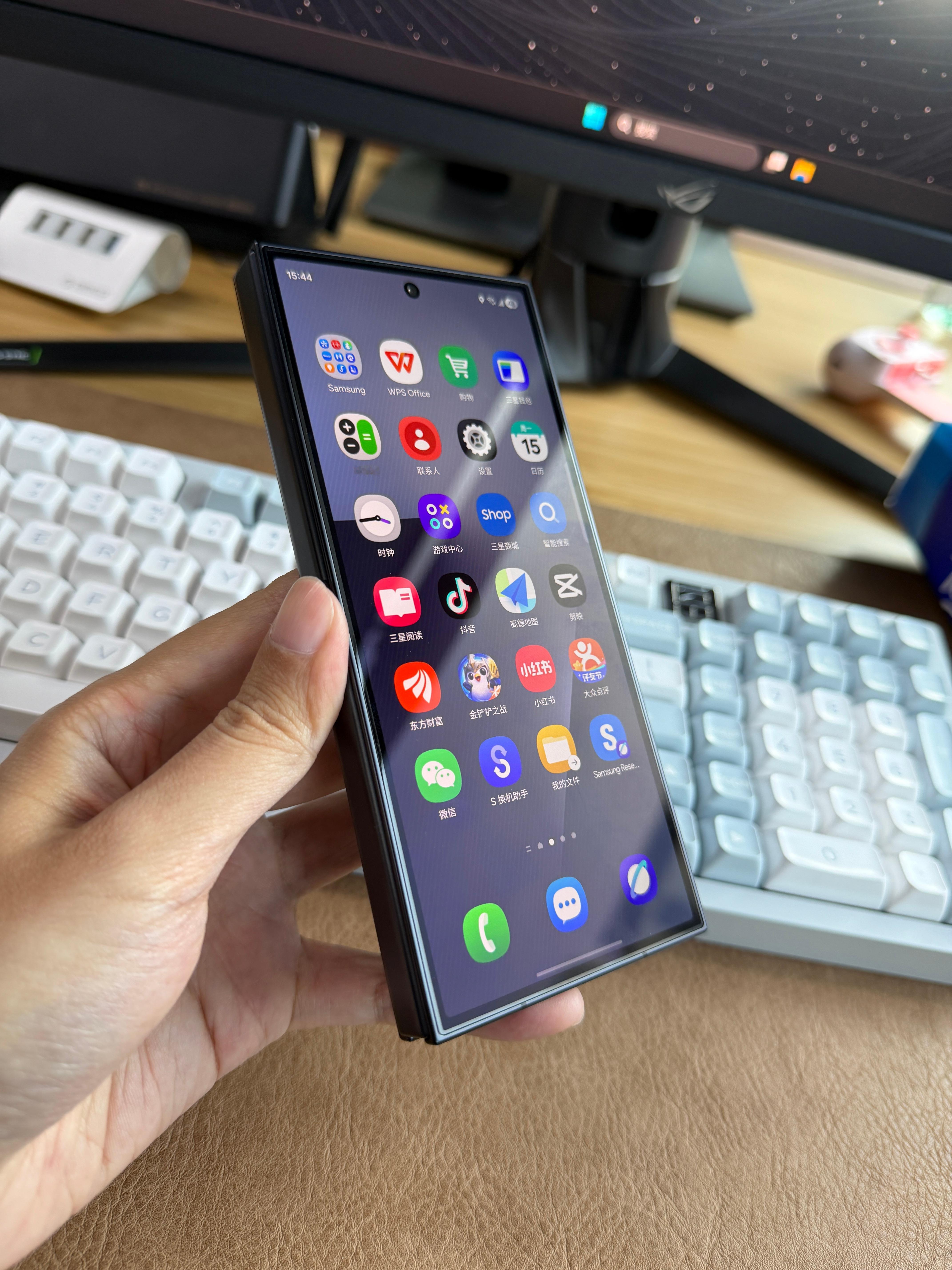 好久没用过这么贵的手机了，这重量真的可以防身。 展开厚度3.9mm，极限SIM卡