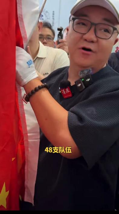 冠军奖杯抵达北京，
最该来的根本不敢来，
最不该来的是这位温州餐厅老板娘。

6