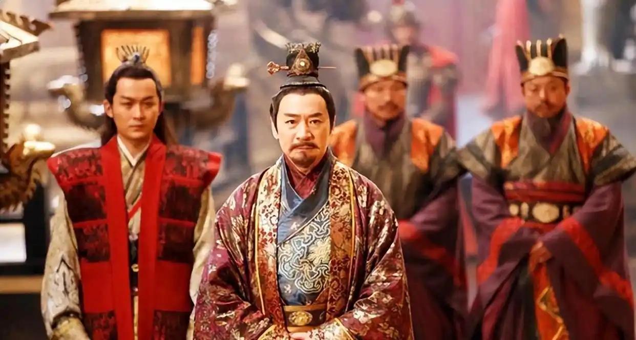 李世民刚做皇帝，60岁的李渊霸着太极宫不搬走，李世民只能住在东宫，就连登基大典，
