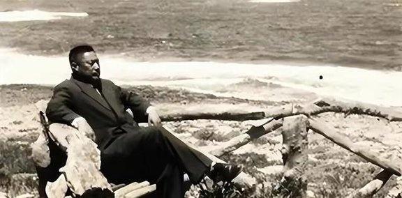 1943年，马步芳罕见留影，他身材高大，神情骄横凶恶，不可一世
1943年，西北