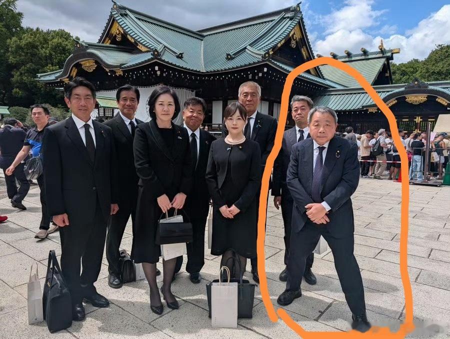 汉奸石平参拜靖国神社一副时刻准备下跪的站姿。 