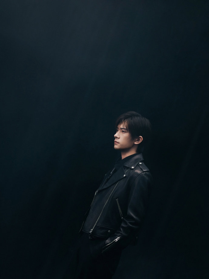 易烊千玺黑皮衣完全Daddy 易烊千玺黑皮衣完全Daddy，帅感直接拉满！ 