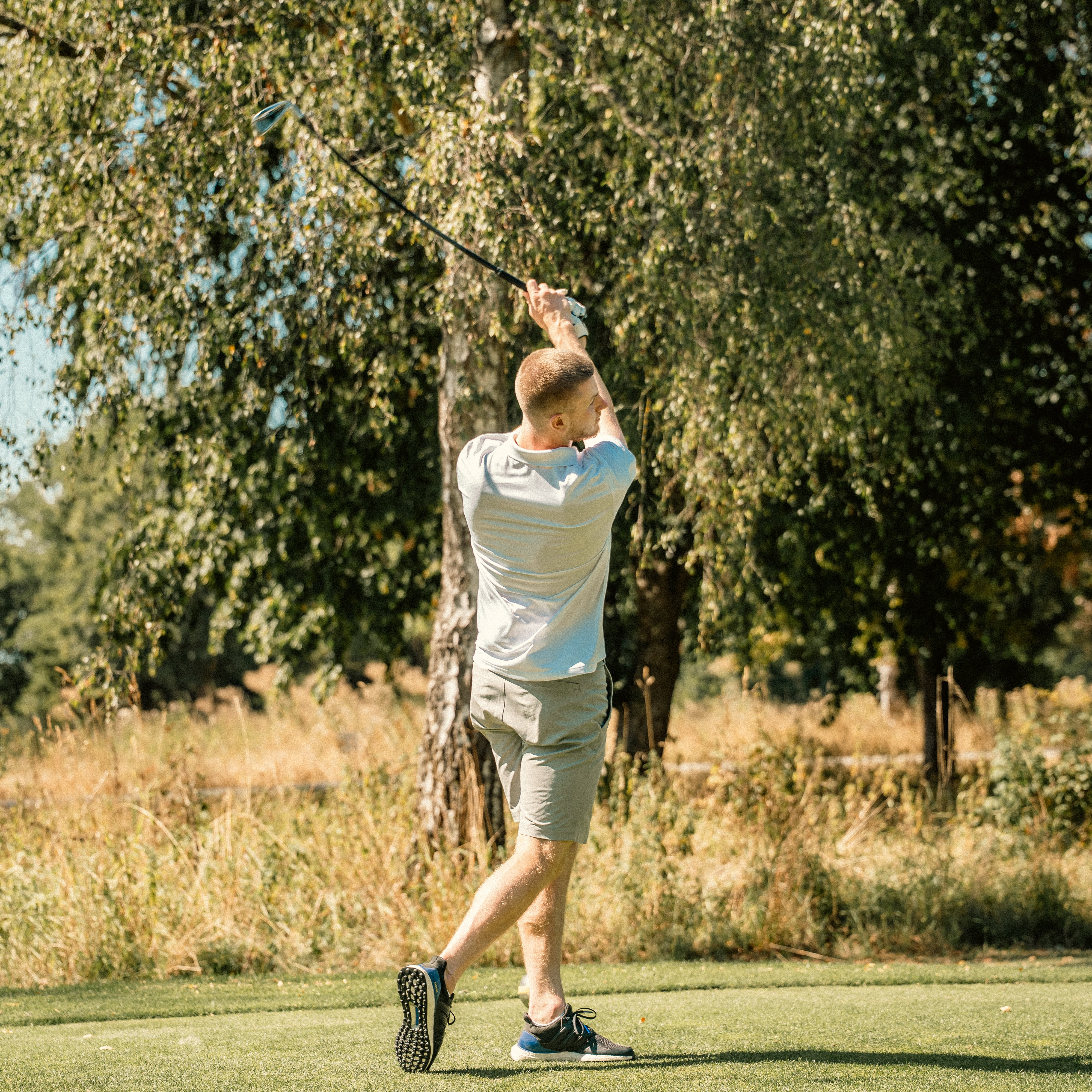 是高尔夫球日🏌🏻♀️沃顿、亨德森挥杆中只为三狮军团英格兰球迷俱乐部