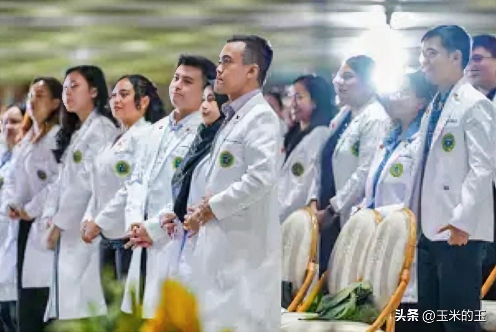 菲律宾卫生部部长特德·赫尔博萨希望，在完成为期三年的服务后，有更多参与"乡间医生