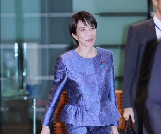 没人理，日本喊话。当地时间12月25日，日本首相高市早苗在东京发表演讲。

她表