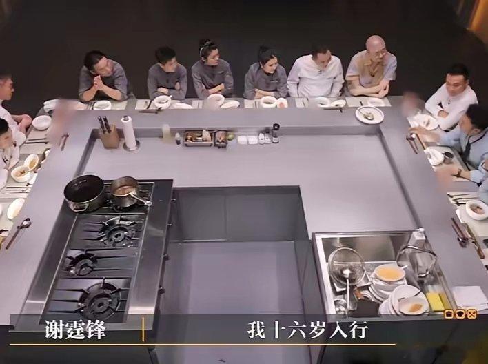 谢霆锋被问到受到质疑的话会用什么方式去解决？他回答说:“小时候当然是会发脾气，会