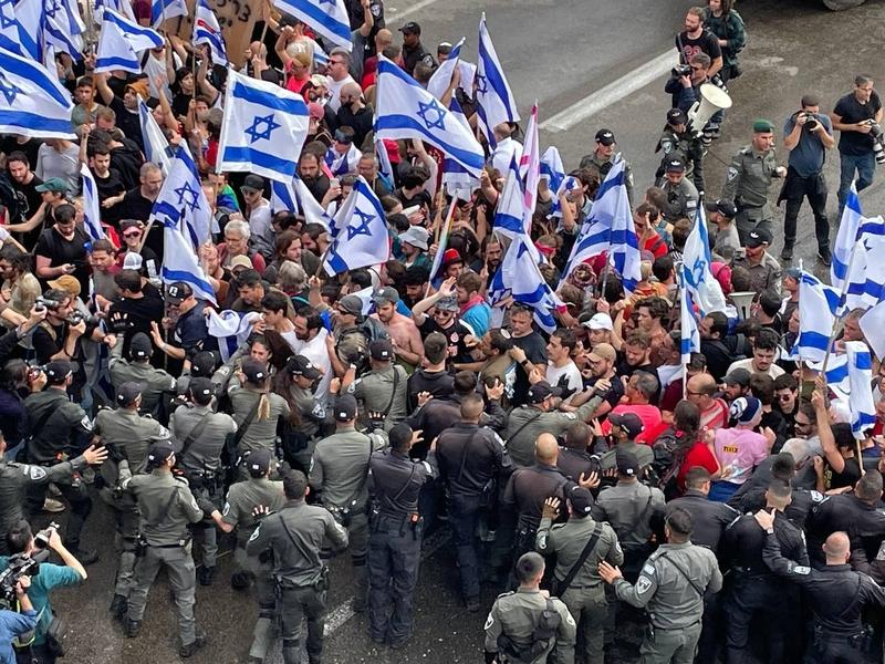最近以色列特拉维夫的局势太紧张了，频繁的防空警报把老百姓的生活搅得一团糟。很多人