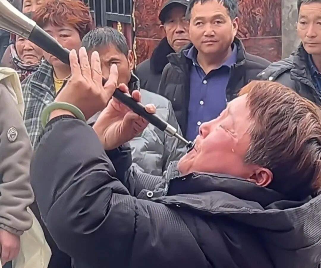 谁能想到，一句生前玩笑般的约定，竟成了最戳心的告别。

河南女子含泪吹唢呐送别好