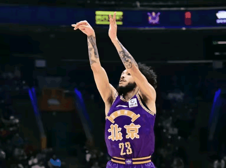 北控总算捡到宝了，新来的外援豪斯真不错，无论是进攻。还是防守，还是组织串联都很不