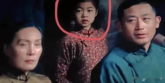 《酱园弄》里章子怡女儿出镜了，过几年肯定吹童星出道老戏骨了。对她们来说演员是最没