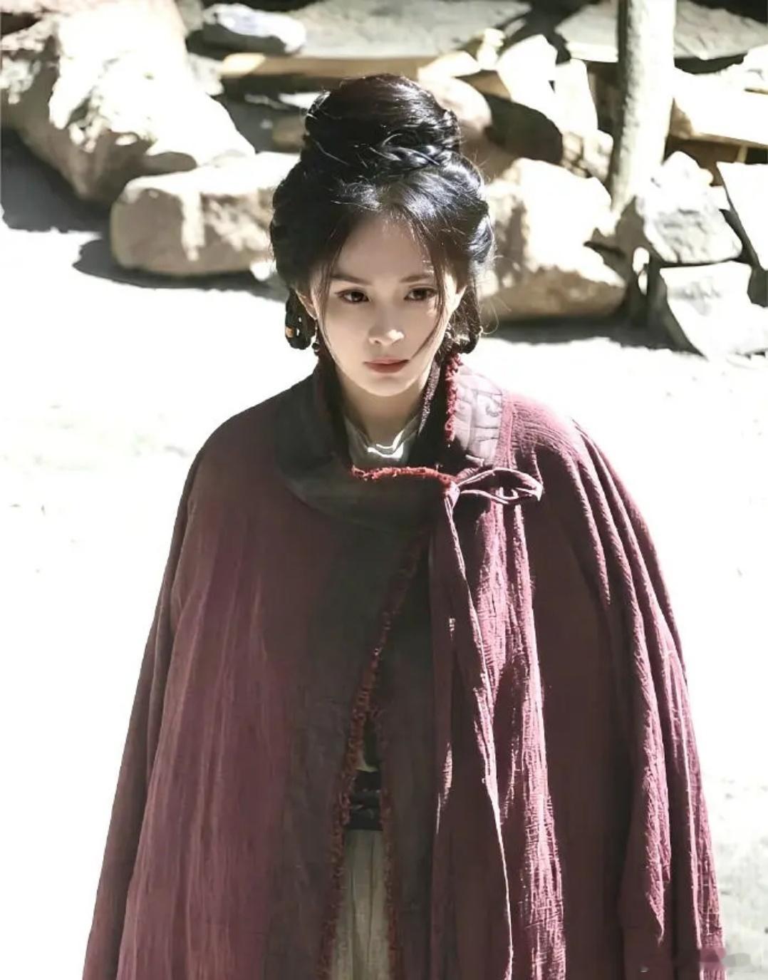 历史剧就不能按照偶像剧的审美来看，杨幂这样挺好的。 