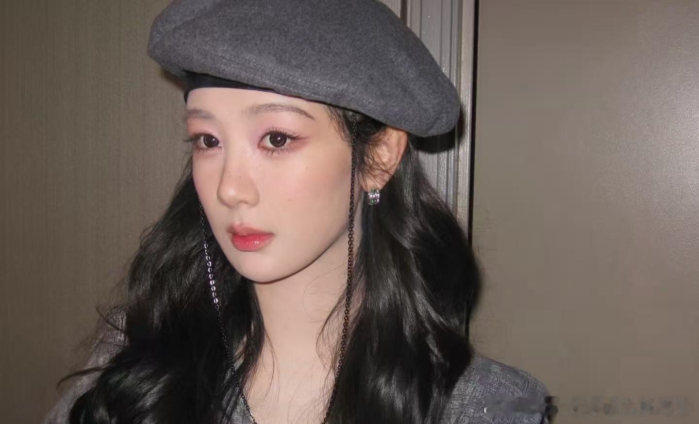 杨紫灰色贝雷帽杨紫灰色贝雷帽好可爱，素颜跑步照好美！杨紫素颜跑步照
