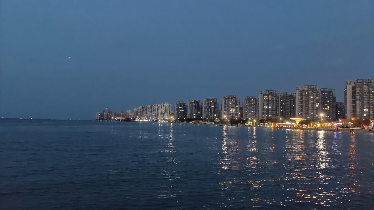 秋日生活打卡季海边傍晚，清风相伴，看霓虹闪闪，仿若梦幻，真的好喜欢[耶]