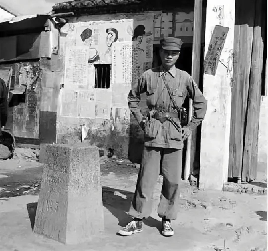 1949年，深圳中英街，一名穿着“匡威帆布鞋”的解放军战士，正在执勤，很多人也许