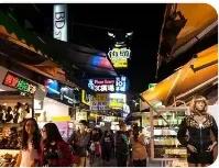 公共场合肆意放纵真的毫无底线，夜市人来人往全是路人，大人小孩随处可见，一对夫妻不