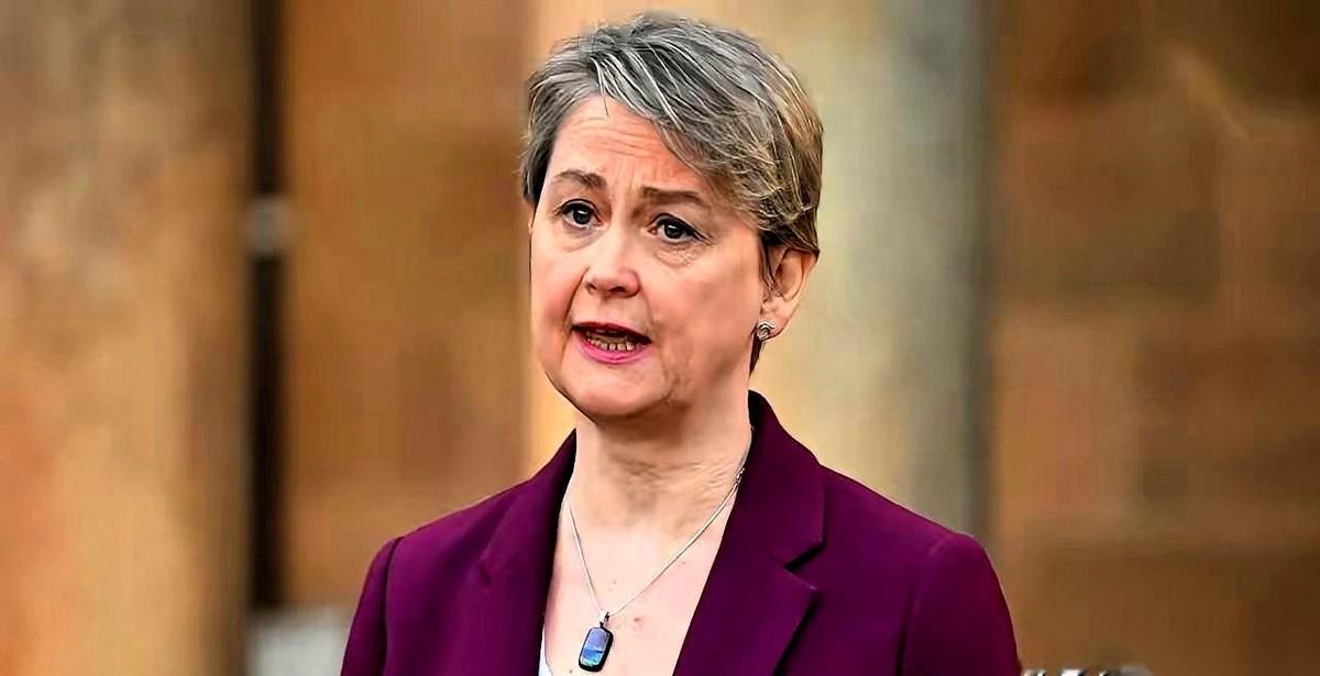 英国人有点扛不住了。
每年实打实亏掉1400亿英镑，政府债务冲破3万亿，经济增速