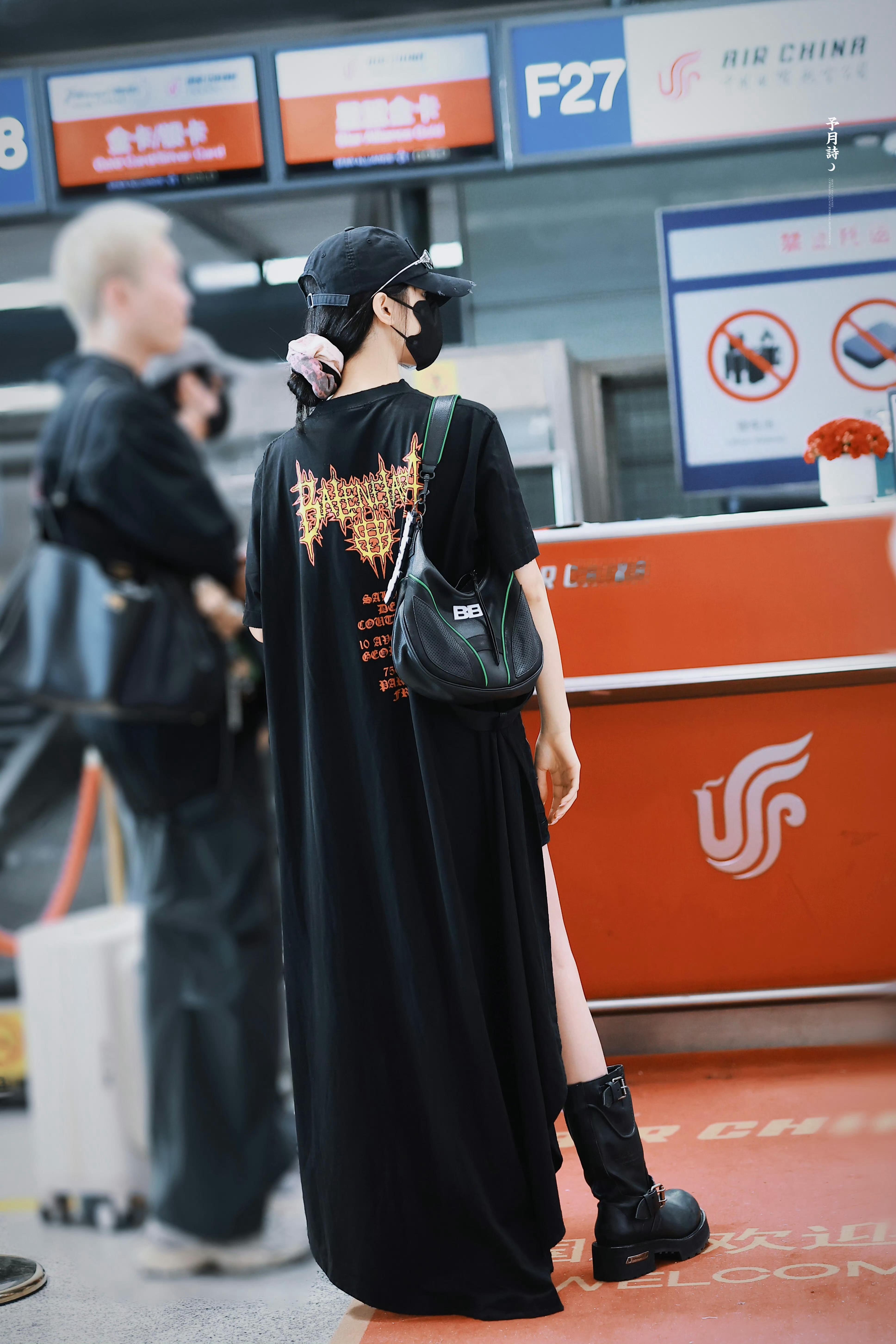 妈呀，背后真的太帅了！行走的巴黎世家女王👸🏻杨超越巴黎世家品牌挚友· 杨超越