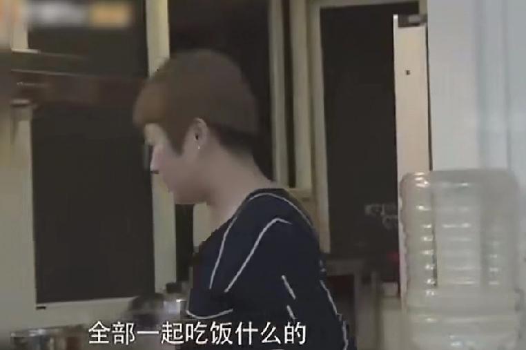 嫁对人，先看他怎么对你家人。
伊能静第一次去秦昊家，一桌人站起来给她夹菜盛汤。