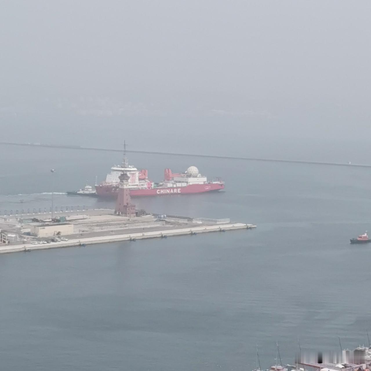 今天早上9:30，非常荣幸地拍到雪龙号，雪龙1号和极地号，这三艘国之重器--极地
