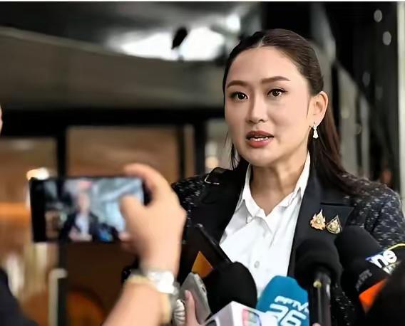 今日曼谷街头人来人往，但这并不是为了旅游观光，而是成群抗议者涌向当局机关。

他