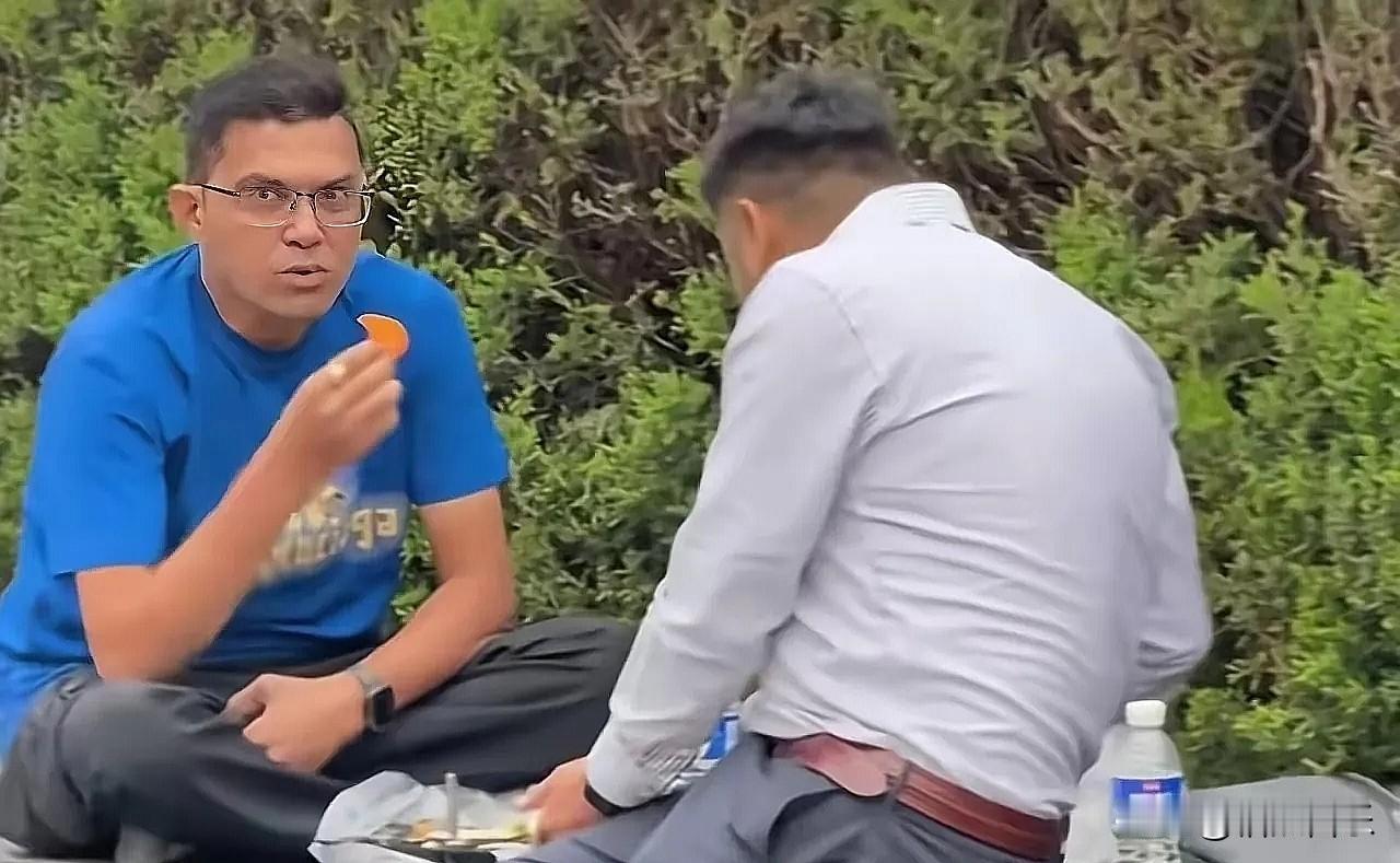 黄浦江外滩那排石凳，今儿个总算是恢复洁净了。

不是保洁开了窍，更不是谁突然学会