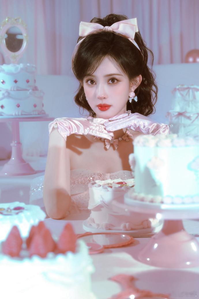孟子义hi6开业LOOK揭晓孟子义的这套搭配显得很年轻，充满活力。孟子义hi6开
