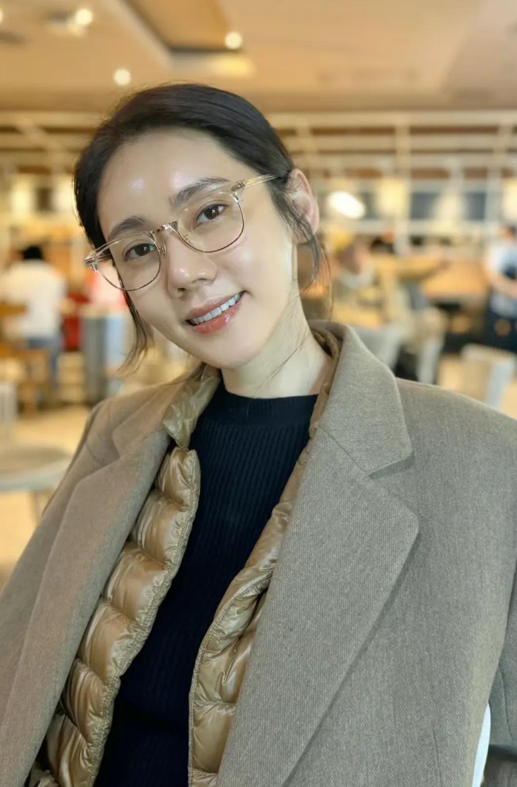 秋瓷炫最新照片，这水光肌皮肤太让人羡慕了吧，这姐是素颜状态吗？《回家的诱惑》都播