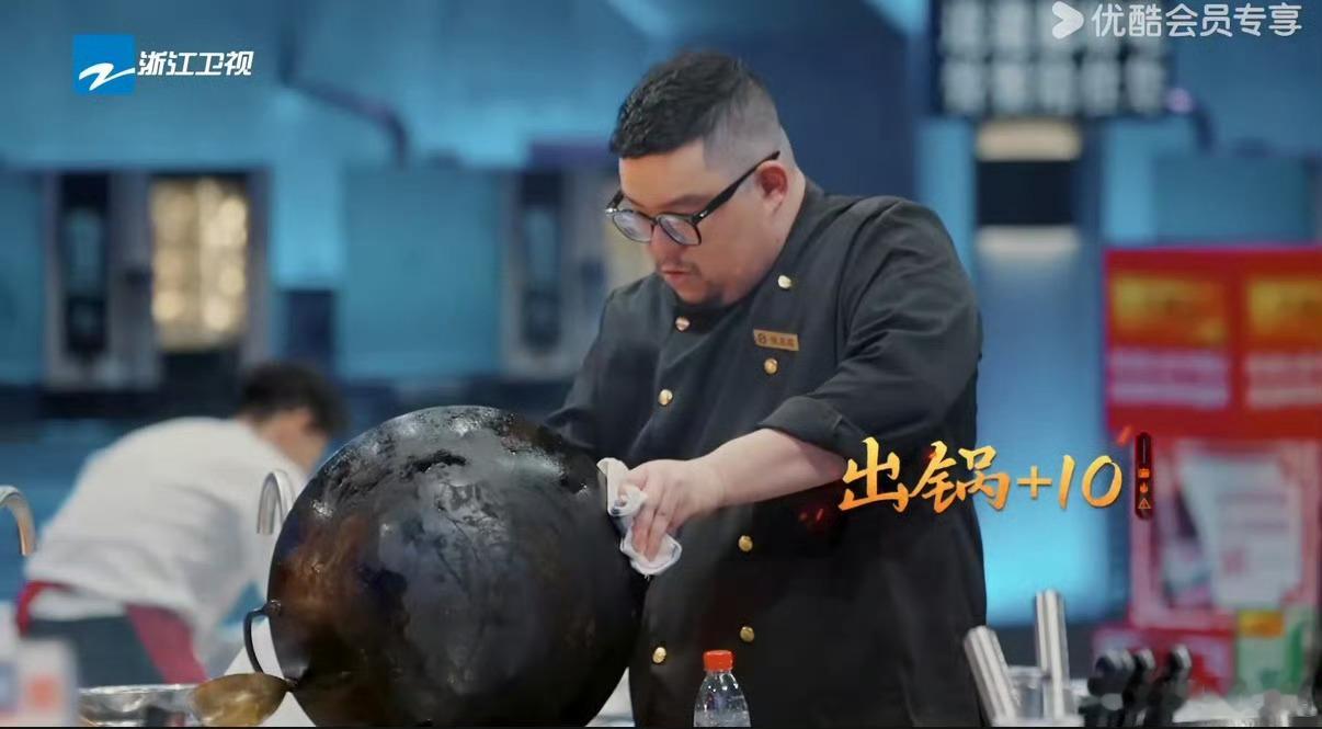 黑麒麟小胖半小时连炒11锅宫保鸡丁炙热游戏百厨大战铁锅战神觉醒！黑麒麟小胖半小时