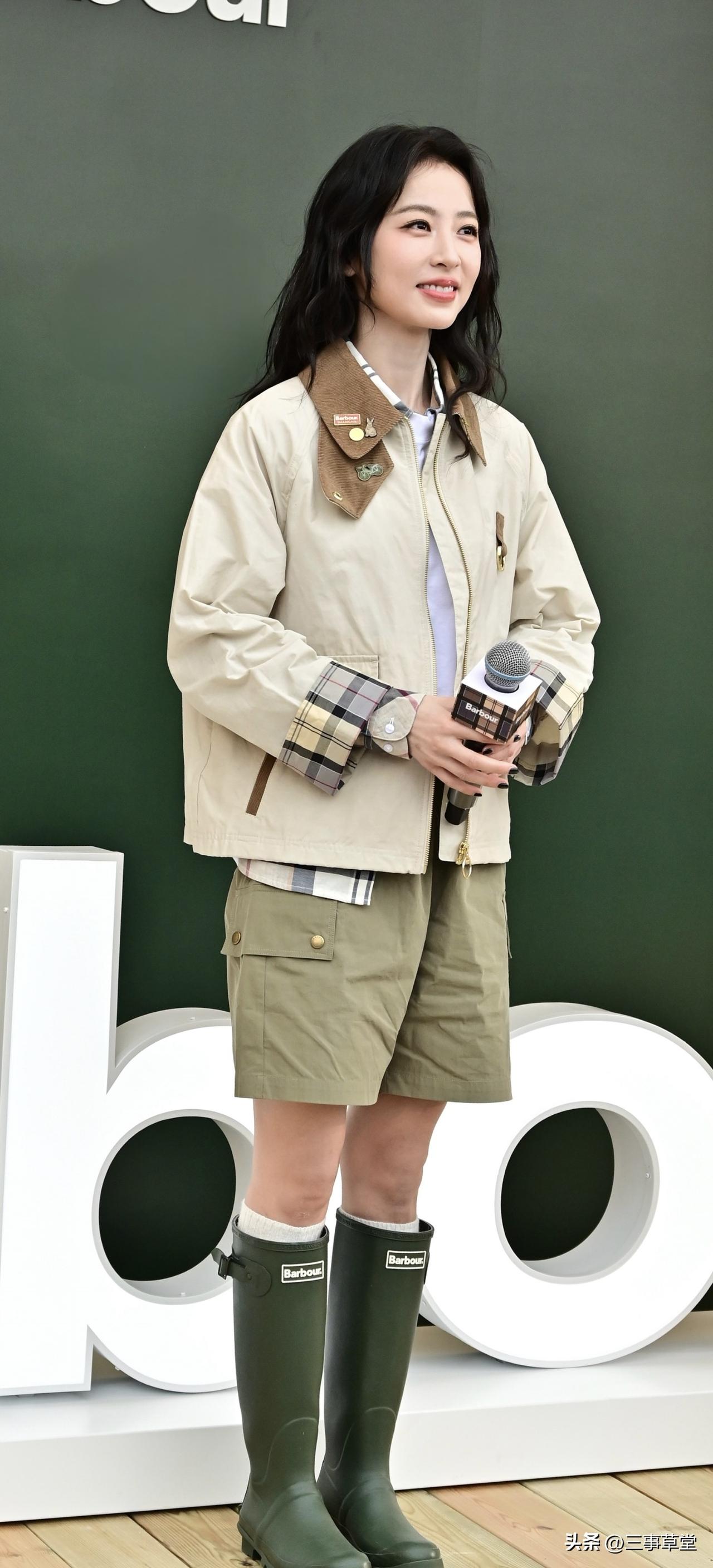 周雨彤今日线下活动生图，状态好好！
这不就是农村穿的雨鞋吗？现在成奢侈品了嘛！