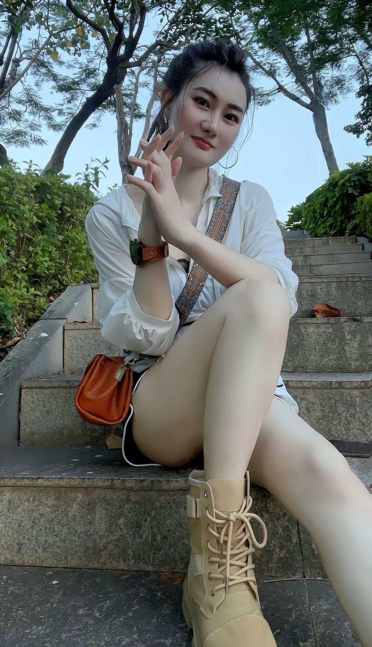 都市女孩的休闲时光，白色衬衫搭配米色靴子，轻松自在。