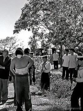 1964年，28岁的郑仁义借如厕时机，躲在茅厕等待看守离开后，跳入粪坑沿预设暗沟