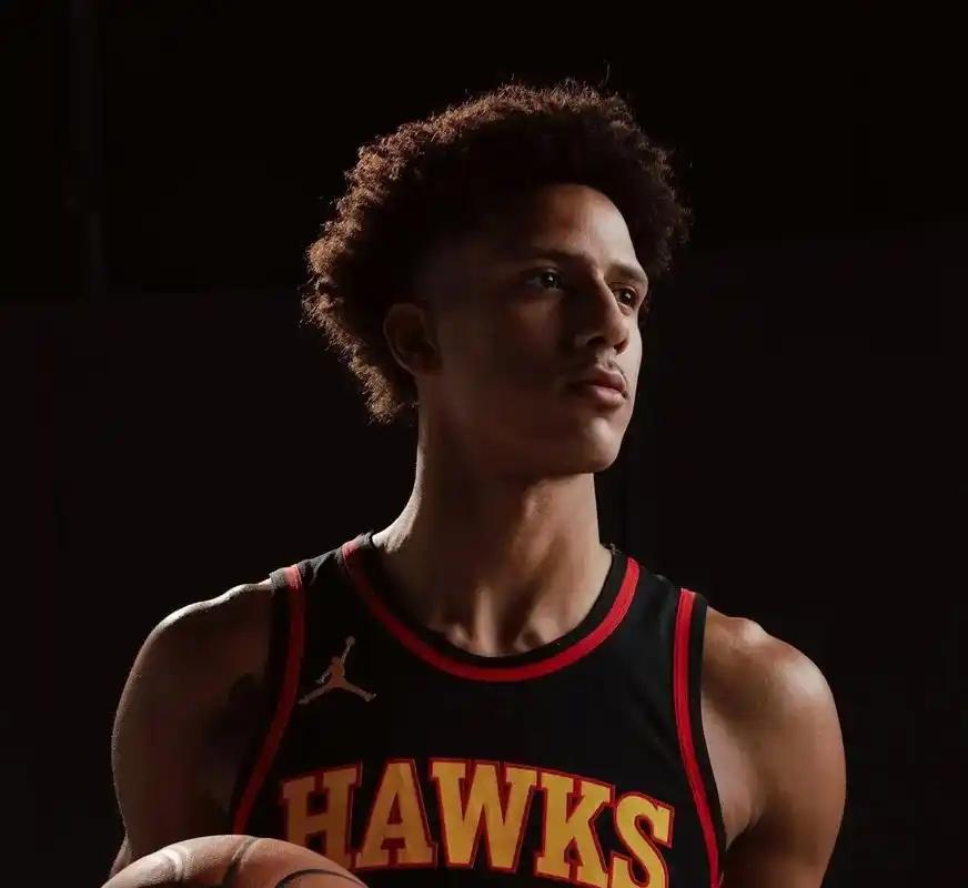 杰伦约翰逊

这小子行啊，在约基奇面前秀起了三双

仅用了16分44秒，历史第2